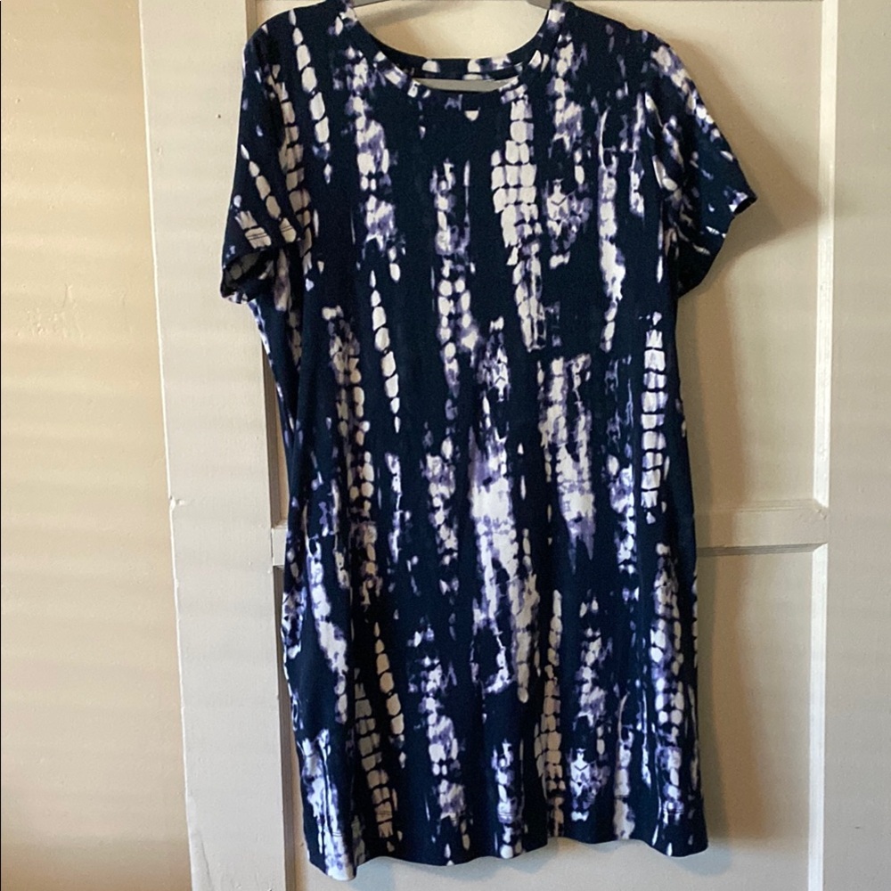Chic Navy and White Tie-Dye Dress